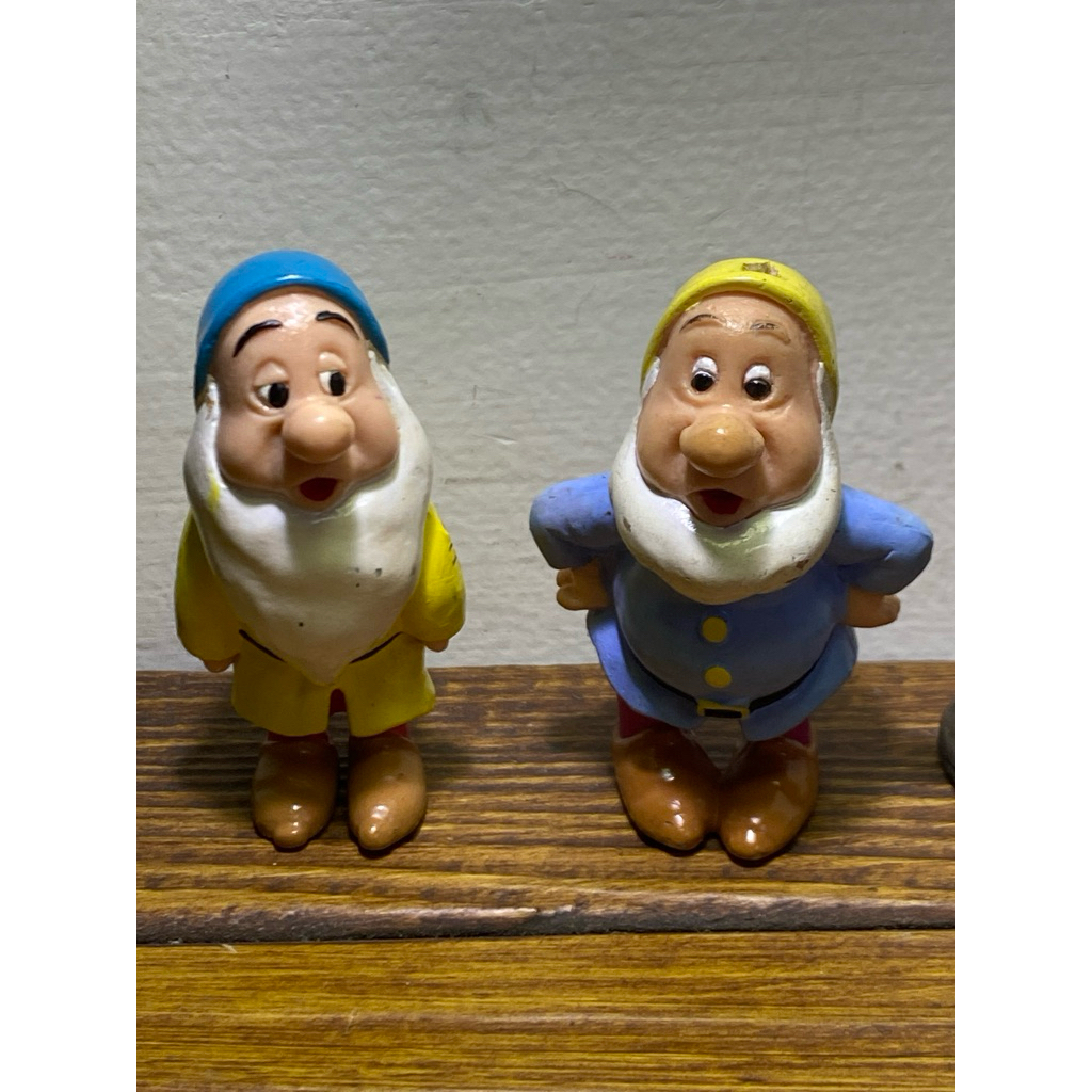 早期老物 正版 迪士尼《七個小矮人》的塑膠人偶 開心果+噴嚏精 合售