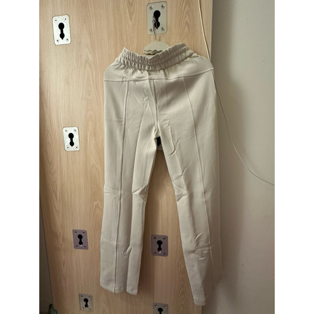 Lululemon全新顯高顯瘦休閒褲，骨頭白色，2號，售2588元