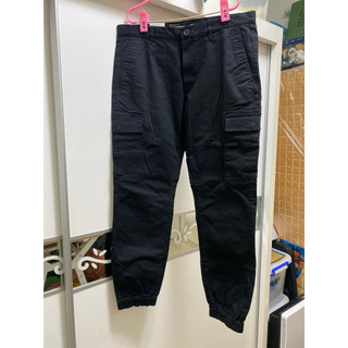 全新GIORDANO 男裝超彈力工裝風束口褲-黑