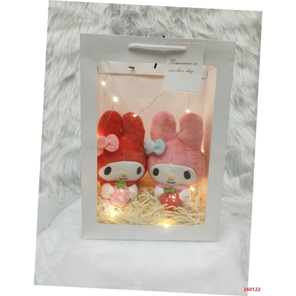 美樂蒂娃娃 正版 美樂蒂玩偶 現貨 娃娃 美樂蒂 美樂蒂抱草莓款 禮物袋 三麗鷗 禮品袋 實拍 美樂蒂禮物袋