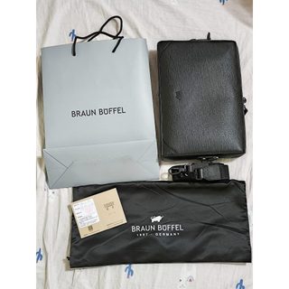 【二手近全新］ BRAUN BUFFEL 德國小金牛 台灣總代理 斯萊特-A 橫式斜背包 黑 BF565-62-BK