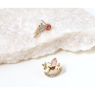 {Luna Jewelry🥰日常的微光} 木馬日記耳環 防敏鋼針 不對稱耳環 韓款耳環 抗過敏耳環 純鋼飾品 鋼針耳環