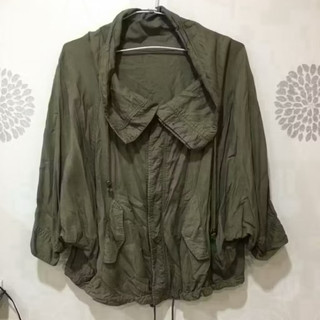 （日本品牌 ）E hyphen world gallery 軍綠色斗篷式抽繩薄外套