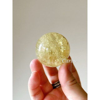 ▪️𝐶𝑖𝑡𝑟𝑖𝑛𝑒帶彩黃水晶球Ⓐ▪️4.1cm 碎彩 透亮 黃水晶球 黃水晶 帶閃片 天然黃水晶 招財