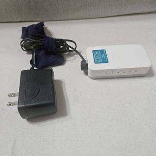 D-Link DES-1005A 5埠桌上型網路交換器 5port HUB 乙太網路交換器