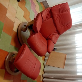 (M)Ekornes 推出的Stressless Reno 經典扶手椅，配有相應的腳凳和可拆卸的邊桌