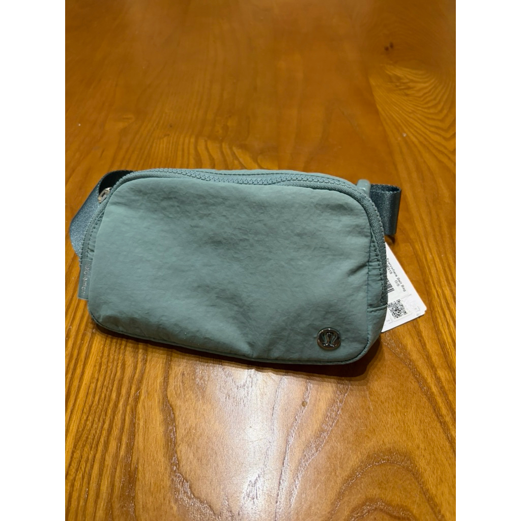 Lululemon 全新斜背包