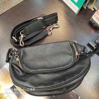 $799 *約7成新 義大利真皮genuine leather 黑色拉鍊斜背包-17*30CM
