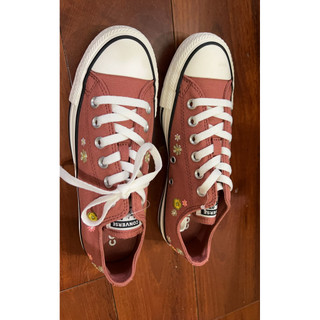 Converse Chuck Taylor All Star 鞋款採用粉紅色帆布.尺寸：5