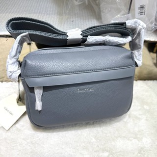 【CK｜全新】現貨 CALVIN KLEIN 包包 相機包 男款 銀標 灰色 斜背包｜Little Bee 小蜜蜂精品