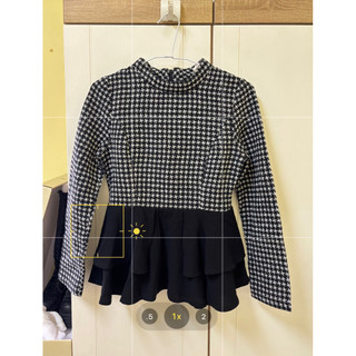 long sleeve crew neck blouse with houndstooth pattern