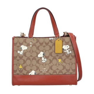 Coach 與 Snoopy（來自漫畫 Peanuts）推出的聯名托特包 / 手提包