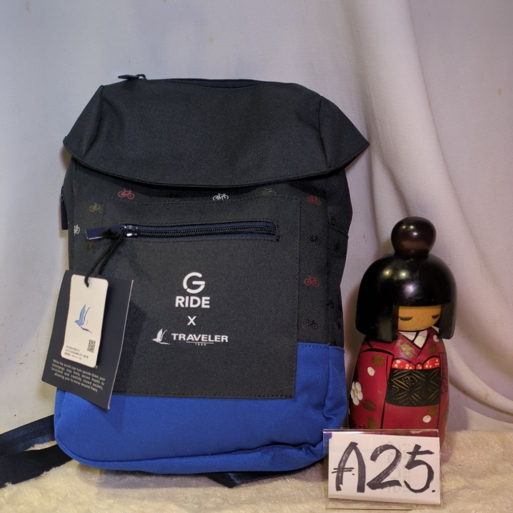 品牌 Traveler xG.RIDE 旅行者 法國聯名掀蓋小後背包，（黑配藍 腳踏車圖案）日常使用、休閒旅遊、風格百搭