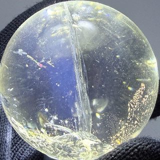 明明天然水晶｜精品巴西藍霧黃水晶球 49mm｜神秘藍霧景觀x夢幻彩虹光｜淨化磁場 財位風水 招財聚氣 事業靠山