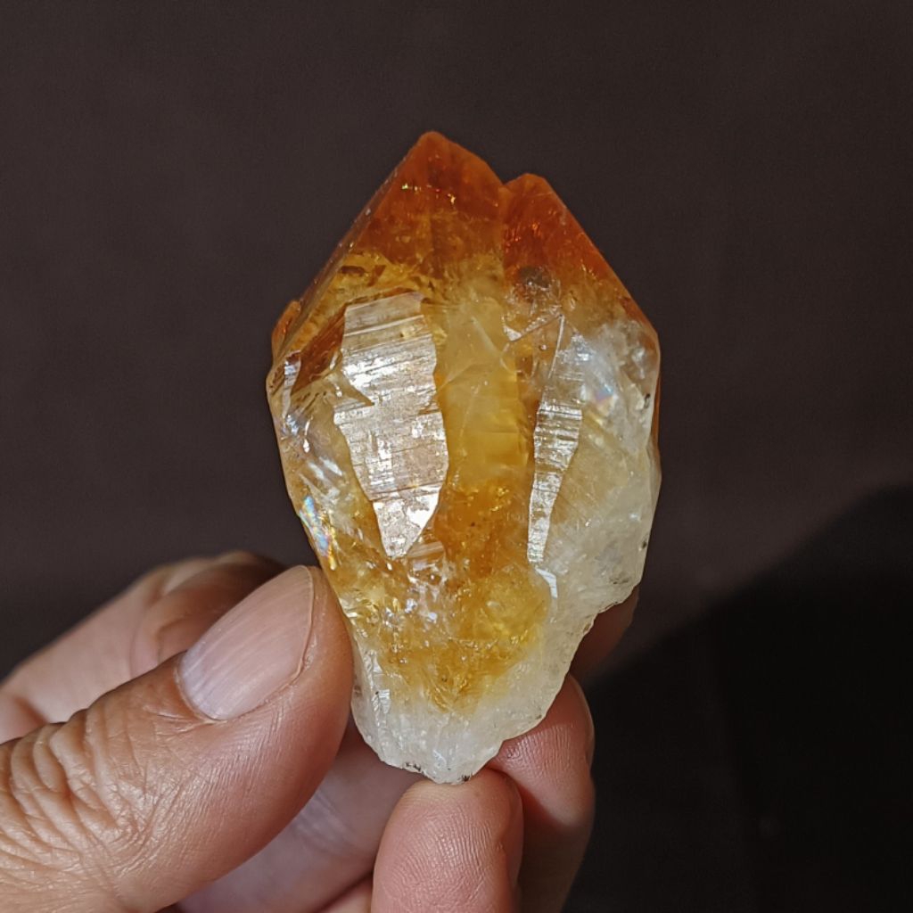 清透 黃水晶 骨幹 權杖 原礦 原石 彩光 焦黃 59g38*55mm
