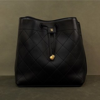 優買二手精品｜全新最新款‼️ CHANEL AS6584 31康朋新款黑皮革金扣水桶包｜水桶包 康朋包 斜背包 肩背包