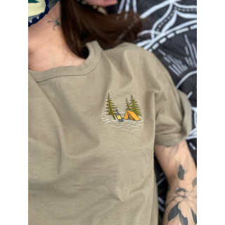 【Tatii Outdoor｜刺繡短T】帳篷微光 Tent Glow ｜沙陶棕｜高磅透氣涼感｜情侶裝｜戶外露營穿搭推薦