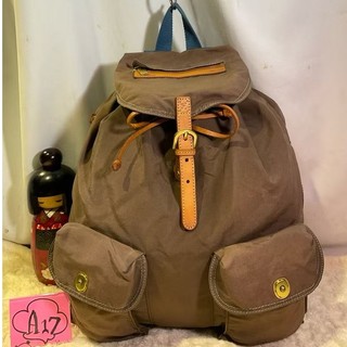 品牌 satana 小惡魔 - Soldier 經典 小休閒束口後背包- 小豆色，·品牌經典皮標口袋,可放零錢、卡片。