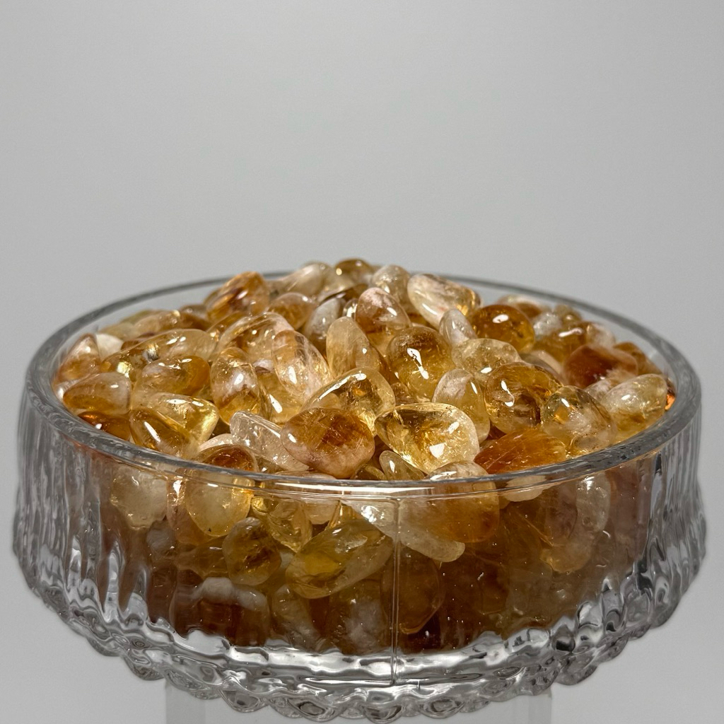 明明天然水晶｜精品巴西黃水晶碎石100g 暴力黃水晶 黃塔晶 焦糖黃水晶 五行碎石 天然原礦精緻拋光 消磁淨化 招財運