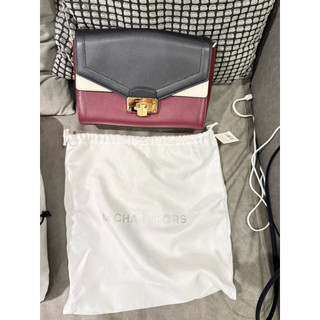 全新 正品 MK MICHAEL KORS Kinsley 信封翻蓋壓扣斜背鍊包 斜背包