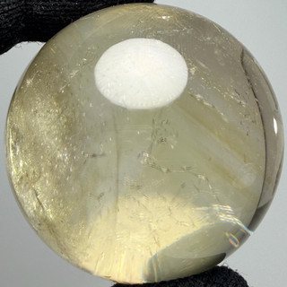 明明天然水晶｜精品巴西黃水晶球 47mm｜超透亮晶體x幻影千層金字塔x雲母共生｜招財納福、開運風水、貴人相助｜財位風水