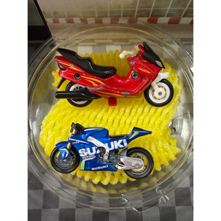 1:42 原廠鈴木 SUZUKI GSX R1000贈送紅色戰損機車ㄧ台