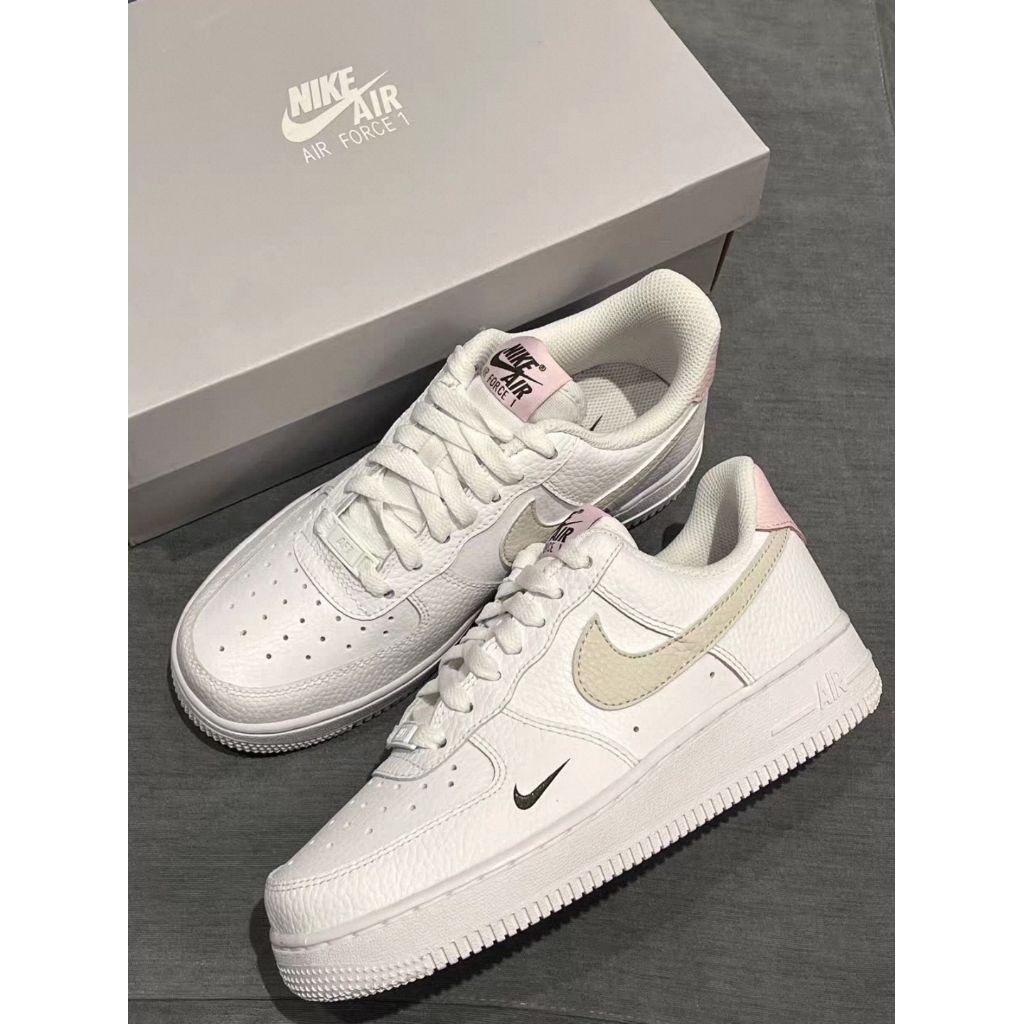 免運 Nike Wmns Air Force 1 07 白米白 粉紅小勾 女神配色 AF1 女鞋【HF9992-100】