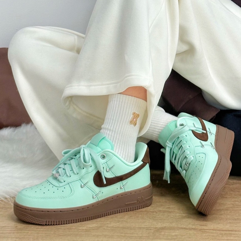 【哆啦A盟】Nike Wmns Air Force 1' 07 LX"Mint Chocolate"小4钩 板鞋 綠棕