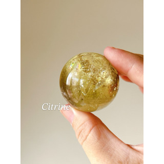 ▪️𝐶𝑖𝑡𝑟𝑖𝑛𝑒巴西黃水晶球②▪️4.1cm 帶膠花水晶 彩虹 有天然礦損石紋 閃片 天然黃水晶球 帶閃片 招財聚財