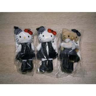 哈囉喵日本代購 現貨 長腿 HELLO KITTY 玩偶 吊飾 帽子毛呢洋裝 披肩洋裝 毛毛球 愛心扣 吊飾