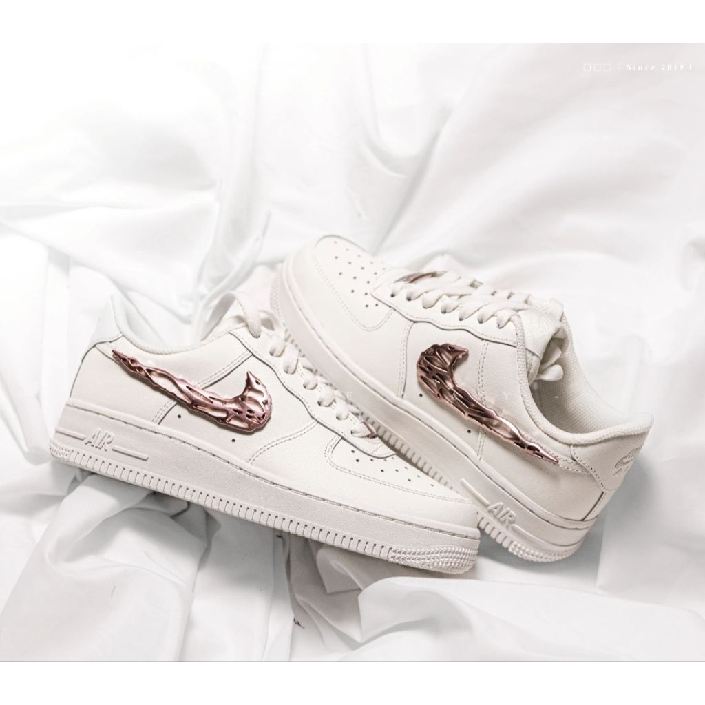 免運 NIKE AIR FORCE 1 玫瑰金 液態粉勾 金屬質感 女款【IF1686-161】
