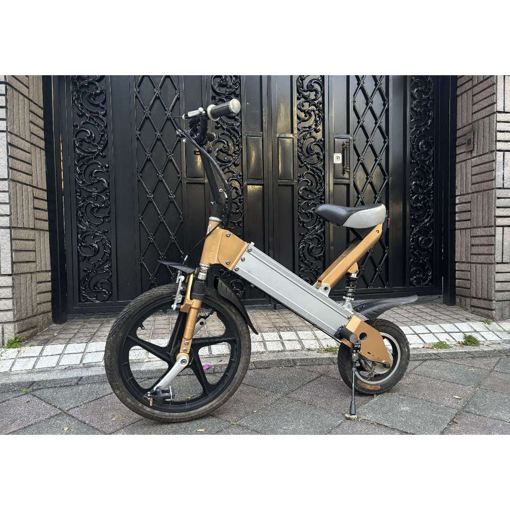 山久電動車電動輔助自行車前輪腳踏都會遊俠二手 電動腳踏車 椅座可調高低，前大20吋輪後小12吋輪前後雙避震大椅座舒適好騎