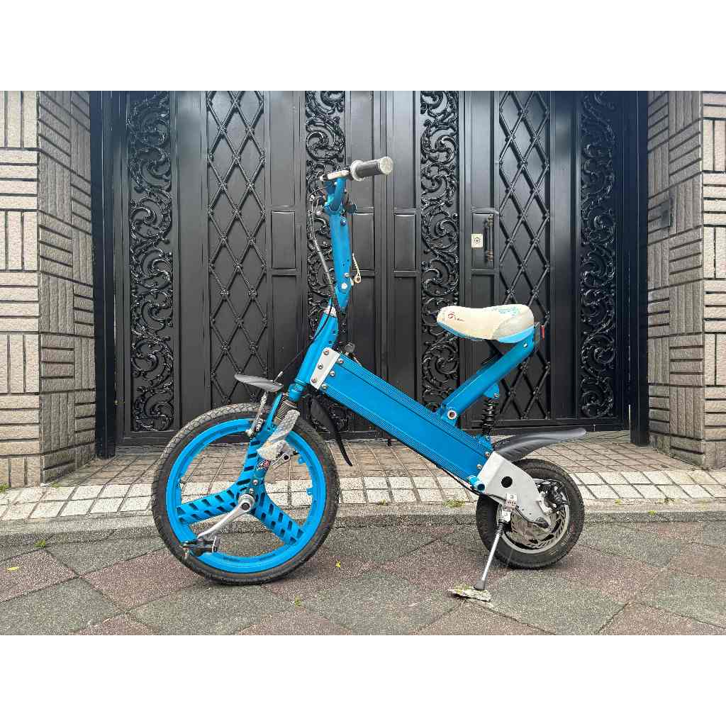 山久電動車電動輔助自行車前輪腳踏都會遊俠二手 電動腳踏車 椅座可調高低，前大20吋輪後小12吋輪前後雙避震大椅座舒適好騎