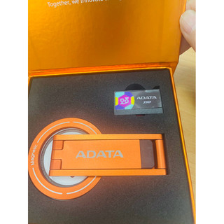 SSD 1TB雙頭式外接式固態硬碟、磁吸式手機支架