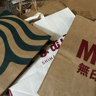 各式各樣的紙袋、不織布環保提袋、茄芷袋 /星巴克、無印良品、思夢樂、UNIQLO、NET⋯⋯