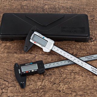 塑膠碳纖遊標卡尺 6吋 電子式 帶深度測量桿 LCD 測量卡尺 0-150MM【54A2】