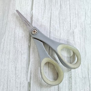 [沐沐屋]Fiskars Titanium 鈦金屬剪刀 5吋 不沾黏剪刀^0320