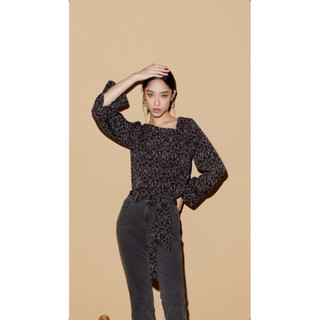 全新 現貨 SISJEANS 百貨專櫃品牌 碎花不對稱v領造型上衣 現貨快速出貨🚚 299
