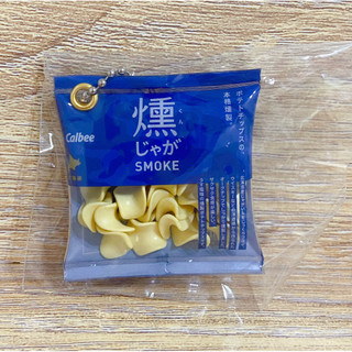 calbee 模擬 燻じゃが 煙燻洋芋片扭蛋吊飾