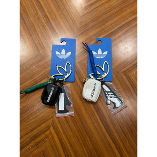 Threeⓖ🧸ADIDAS OG 潮流 收納 小包 三葉草 登山扣 鑰匙圈 零錢包 黑KE2333 白 KE2334