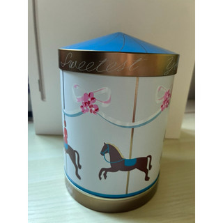 日本超人氣伴手禮AUDREY限定款草莓花束餅乾藍色旋轉木馬音樂鐵罐（只賣鐵罐有音樂鈴聲會旋轉）