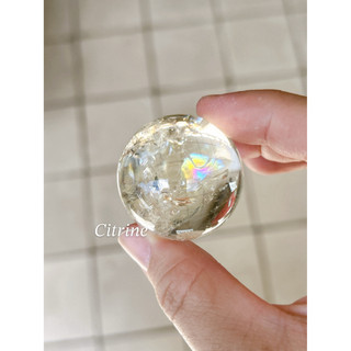 ▪️𝐶𝑖𝑡𝑟𝑖𝑛𝑒爆彩黃水晶球①▪️3.6cm 彩虹 閃片 天然黃水晶球 帶閃片 招財聚財 經商必備 水晶球