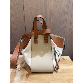 「二手包」👜 LOEWE Hammock Small 吊床包 米白焦糖棕 小牛皮 手提肩背斜背 微風百貨購入