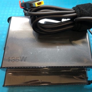 原廠Lenovo 電壓:20V 6.75A 介面:方黃頭 功率:135W 筆電充電器 附電源線