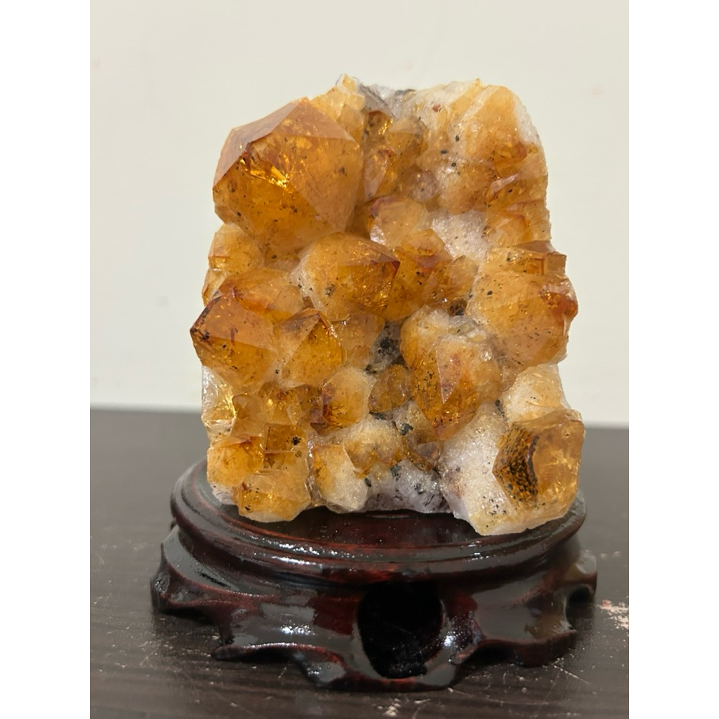 💯實物拍攝 黃水晶鎮626.3g（焦糖黃大牙晶體冰透帶黑碧璽小透光含座）天然黃晶鎮風水擺件消磁净化招財原礦