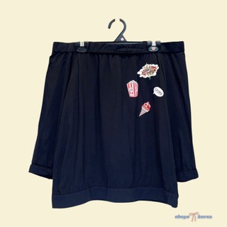 IROO 黑色刺繡布章裝飾一字領上衣 商品號 E26062413