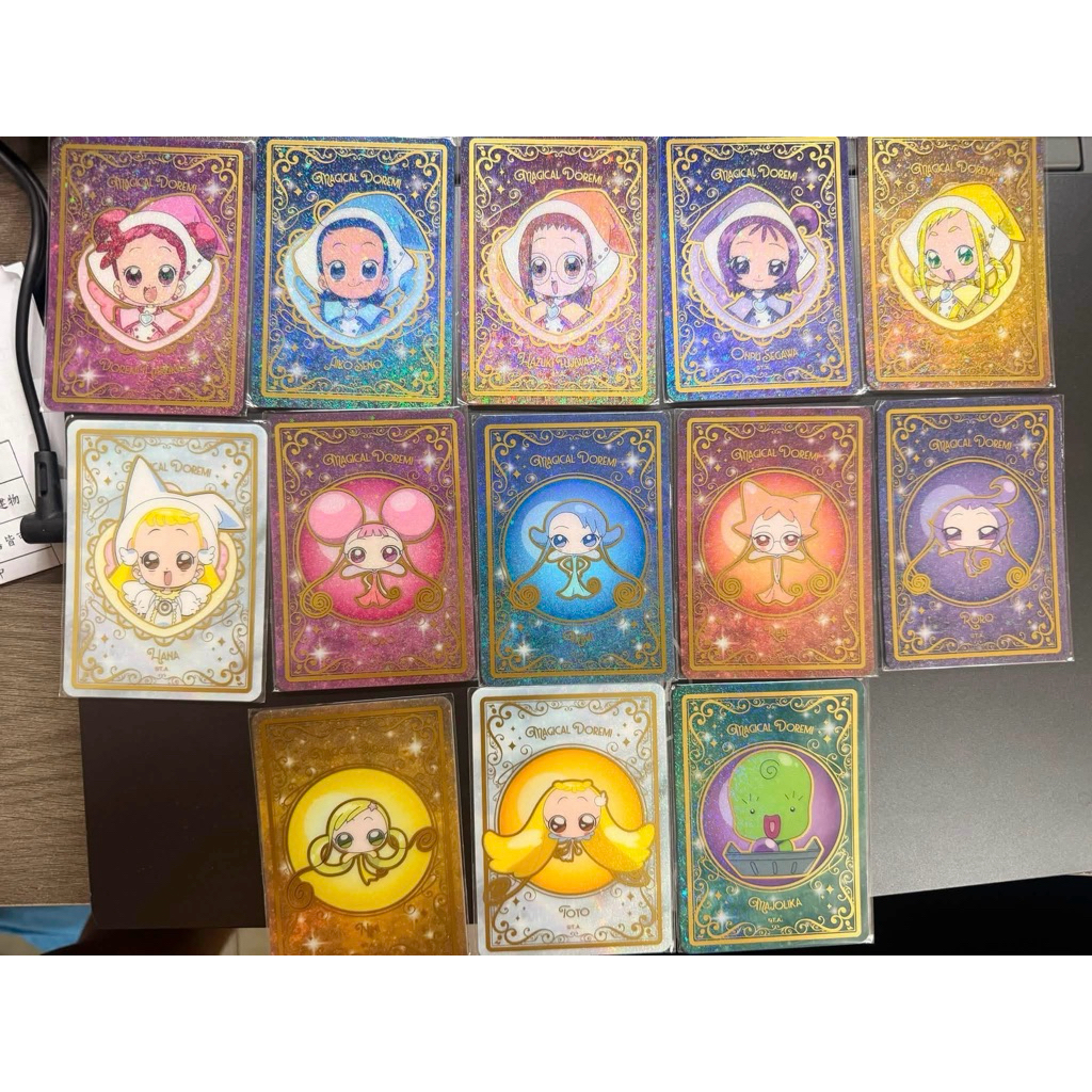 小魔女 DoReMi台中快閃店抽卡機· 豆豆精靈 魔女莉卡 小花 多多 妮妮 咪咪 小桃子 炫彩透光收藏卡 一套13枚