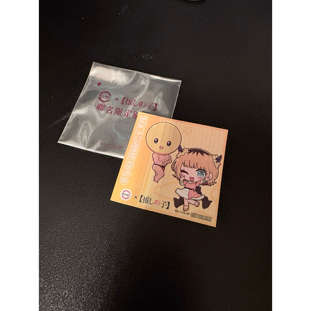 全新 壽司郎 ×【我推的孩子】聯名限定貼紙 「MEM啾（MEMちょ）與皮耶勇酷雞」款式的聯名限定閃亮貼紙