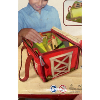 Farm toy tote Playmat農場盒殼展開變成農場墊子，含兩隻農場動物馬和牛