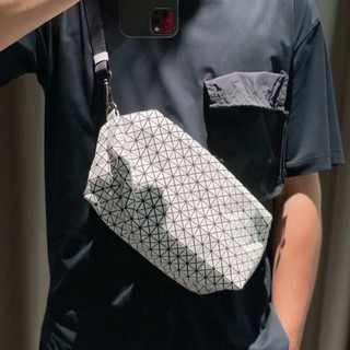✨二手美品✨ISSЕY МIYАKЕ BAOBAO白色馬鞍包 斜挎包 肩背包